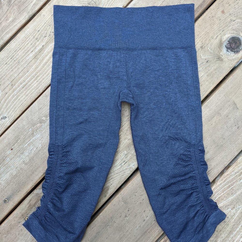 Lululemon In The Flow Ruched Capri Leggings. Size 6